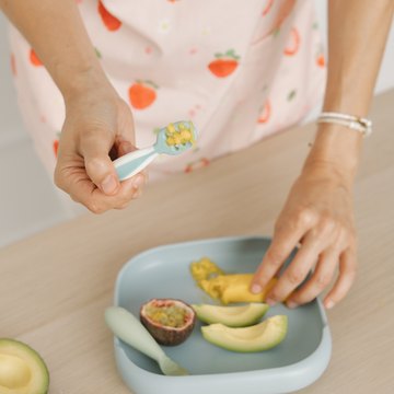 Maos a preparar a primeira refeicao do bebe