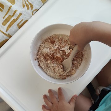Bebe a explorar a comida ao seu ritmo