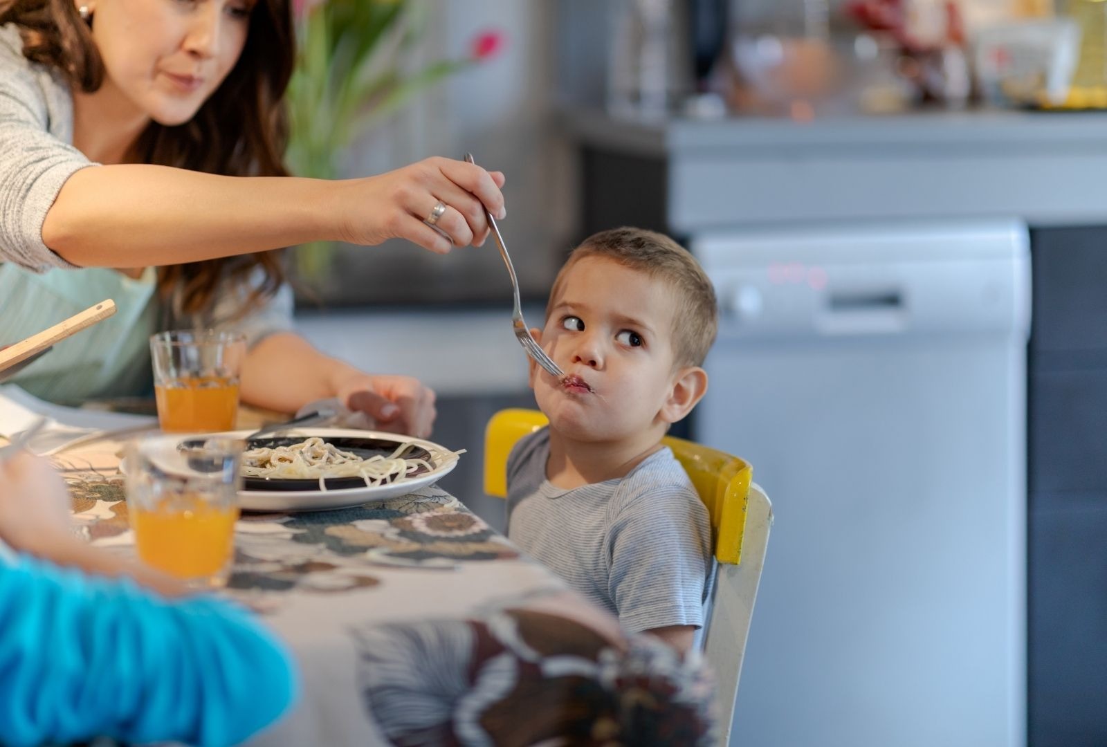 Criança que não come a recusar alimentos à mesa